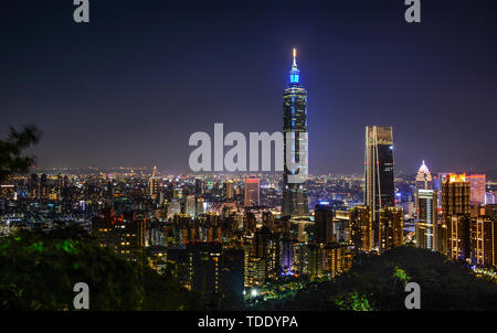 Nacht Blick auf den Präsidentenpalast, 101 Gebäude, Liberty Square in Taipei, Taiwan von Ende November bis Anfang Dezember 2018 Stockfoto