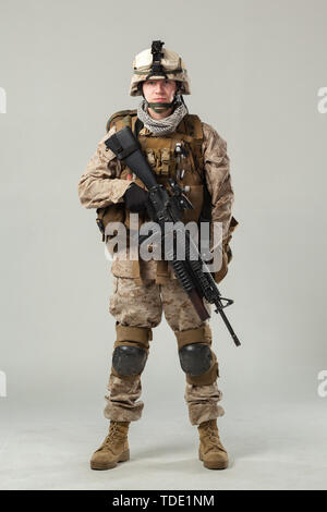 Soldat in der Tarnung holding Gewehr Stockfoto