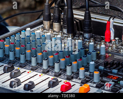 Sound Mixer für Rock Band ein Konzert im Feld Stockfoto