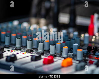 Sound Mixer für Rock Band ein Konzert im Feld Stockfoto