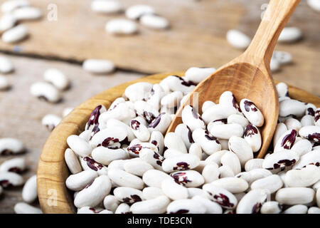 Rohen Bohnen in eine hölzerne Schüssel, Ansicht von oben Stockfoto