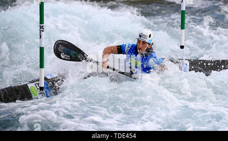 Spaniens Maialen Chourraut bei Tag zwei Der Canoe Slalom World Cup in Lee Valley White Water Centre, London. Stockfoto