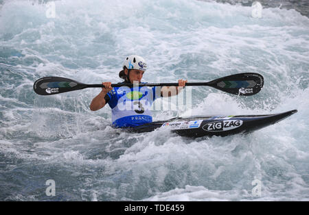 Spaniens Maialen Chourraut bei Tag zwei Der Canoe Slalom World Cup in Lee Valley White Water Centre, London. Stockfoto