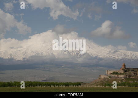 In Armenien Khor Virap das alte Kloster mittelalterlicher Architektur in der Nähe der Berg und die ararat Stockfoto