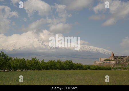 In Armenien Khor Virap das alte Kloster mittelalterlicher Architektur in der Nähe der Berg und die ararat Stockfoto