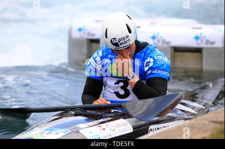 Spaniens Maialen Chourraut sieht bei Tag zwei Der Canoe Slalom World Cup in Lee Valley White Water Centre, London niedergeschlagen. Stockfoto