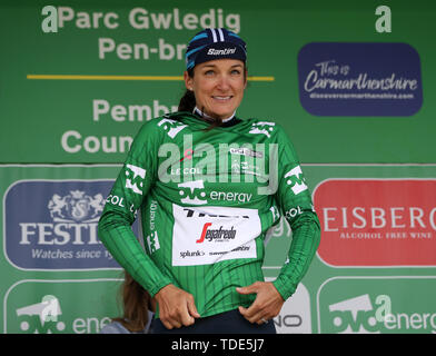 Die Gesamtleistung der Sieger Trek-Segafredo Lizzie Deignan mit den Gewinnern Jersey nach Stufe 6 der Tour die OVO Energie Frauen. Stockfoto