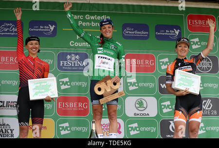 Die Gesamtleistung der Sieger Trek-Segafredo Lizzie Deignan (Mitte) mit den Siegern Jersey nach Stufe 6 der Tour die OVO Energie Frauen. während Phase 6 der Tour die OVO Energie Frauen. Stockfoto