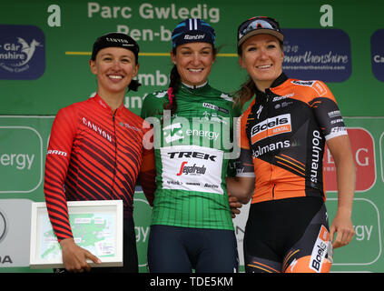 Die Gesamtleistung der Sieger Trek-Segafredo Lizzie Deignan (Mitte) mit den Siegern Jersey nach Stufe 6 der Tour die OVO Energie Frauen. während Phase 6 der Tour die OVO Energie Frauen. Stockfoto