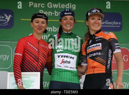 Die Gesamtleistung der Sieger Trek-Segafredo Lizzie Deignan (Mitte) mit den Siegern Jersey nach Stufe 6 der Tour die OVO Energie Frauen. während Phase 6 der Tour die OVO Energie Frauen. Stockfoto