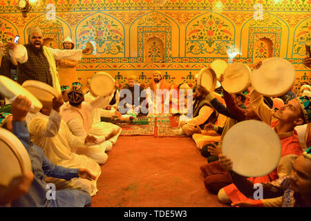 Ajmer, Indien. 14 Juni, 2019. Anhänger Spielen verschiedener Instrumente zur Durchführung Qawwali, es ist eine Form der Sufis islamische religiöse Musik mit Ursprung aus Südasien und Teil einer musikalischen Tradition, die zurück für mehr als 700 Jahre erstreckt. Ursprünglich an der Sufi Schreine oder dargahs durchgeführt wurde, erlangte es Mainstream Popularität und ein internationales Publikum im späten 20. Jahrhundert. Credit: shaukat Ahmed/Pacific Press/Alamy leben Nachrichten Stockfoto