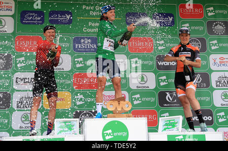 Die Gesamtleistung der Sieger Trek-Segafredo Lizzie Deignan (Mitte) mit den Siegern Jersey nach Stufe 6 der Tour die OVO Energie Frauen. während Phase 6 der Tour die OVO Energie Frauen. Stockfoto