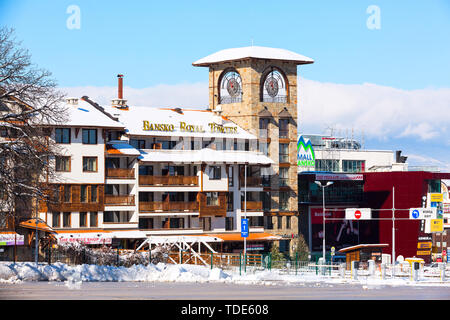 Bansko, Bulgarien - 30. November 2016: Hotel mit Turm in der bulgarischen Skigebiet Bansko Stockfoto