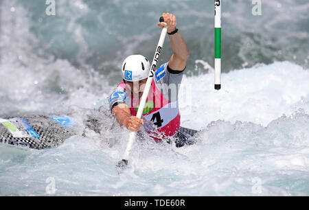 Großbritanniens David Florenz bei Tag zwei Der Canoe Slalom World Cup in Lee Valley White Water Centre, London. Stockfoto