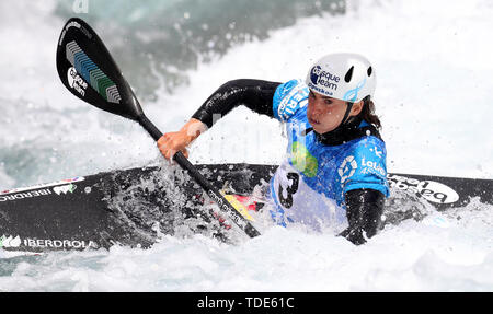 Spaniens Maialen Chourraut bei Tag zwei Der Canoe Slalom World Cup in Lee Valley White Water Centre, London. Stockfoto