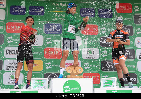 Die Gesamtleistung der Sieger Trek-Segafredo Lizzie Deignan (Mitte) mit den Siegern Jersey nach Stufe 6 der Tour die OVO Energie Frauen. während Phase 6 der Tour die OVO Energie Frauen. Stockfoto