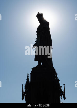 Silhouette der Statue von Karl IV. in der Nähe von Karlsbrücke in Prag gegen die Sonne. Denkmal von Arnost Hahnel im Jahr 1848 gemacht. Stockfoto