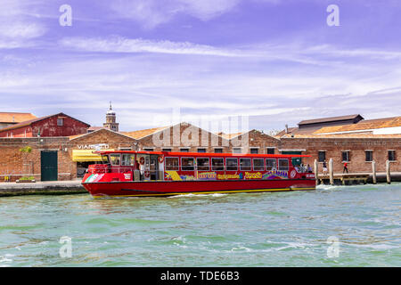 Venedig Italien - Mai 26, 2019: Stadtbesichtigung Wasser Bus an einer Haltestelle in der Nähe einer Glasfabrik auf der Insel Murano Stockfoto