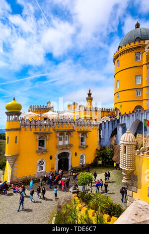 Sintra, Portugal - 28. März 2018: Die berühmten portugiesischen Wahrzeichen, Pena Palast oder Palacio da Pena und Menschen Stockfoto