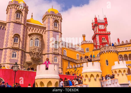 Sintra, Portugal - 28. März 2018: Die berühmten portugiesischen Wahrzeichen, Pena Palast oder Palacio da Pena und Menschen Stockfoto