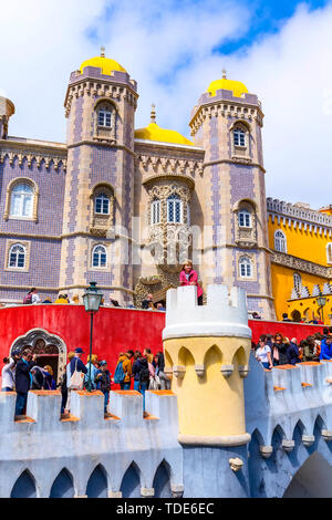 Sintra, Portugal - 28. März 2018: Die berühmten portugiesischen Wahrzeichen, Pena Palast oder Palacio da Pena und Menschen Stockfoto