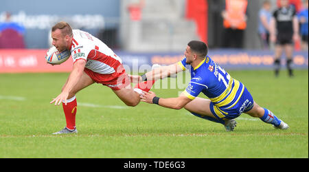 Der Rumpf Kr Ben Gauner ist durch die Warrington Wolves Ben Currie während der Betfred Super League Spiel im Craven Park, Hull in Angriff genommen. Stockfoto