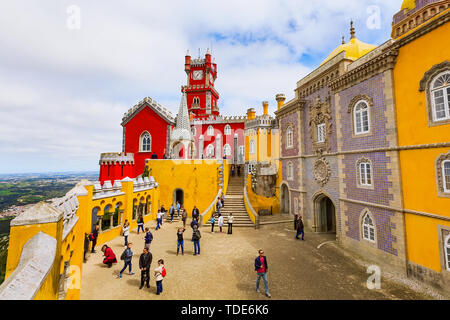 Sintra, Portugal - 28. März 2018: Die berühmten portugiesischen Wahrzeichen, Pena Palast oder Palacio da Pena und Menschen Stockfoto