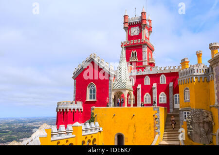 Sintra, Portugal - 28. März 2018: Die berühmten portugiesischen Wahrzeichen, Pena Palast oder Palacio da Pena und Menschen Stockfoto