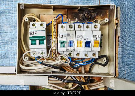 Sicherheitsschalter Probleme, alte verbrannt elektrische Schaltanlagen und Leistungsschalter im Wohnbau. Stockfoto