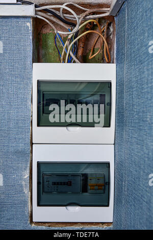 Altes haus Verkabelung Verbindung für neue Verteilungen mit Hauptschalter Sicherung und elektrische Meter in der alten Wohnung Gebäude. Stockfoto