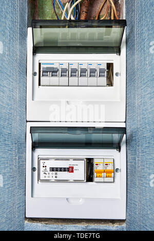Elektrische Sicherheit in Häuser, Panel von elektrischen Verteiler mit Leistungsschalter und Energiezähler. Home Elektrik, Wohn- schalter Stockfoto
