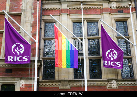 Ein Stolz Flagge hängt in zwischen RICS flags außerhalb der Royal Institution der Chartered Surveyors (RICS) Gebäude in London, in der Feier des Stolzes in London im nächsten Monat. Stockfoto