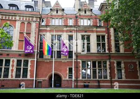 Ein Stolz Flagge hängt in zwischen RICS flags außerhalb der Royal Institution der Chartered Surveyors (RICS) Gebäude in London, in der Feier des Stolzes in London im nächsten Monat. Stockfoto