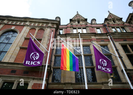 Ein Stolz Flagge hängt in zwischen RICS flags außerhalb der Royal Institution der Chartered Surveyors (RICS) Gebäude in London, in der Feier des Stolzes in London im nächsten Monat. Stockfoto