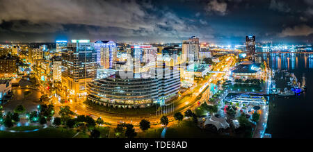 Antenne Panorama von Norfolk, Virginia bei Nacht Stockfoto