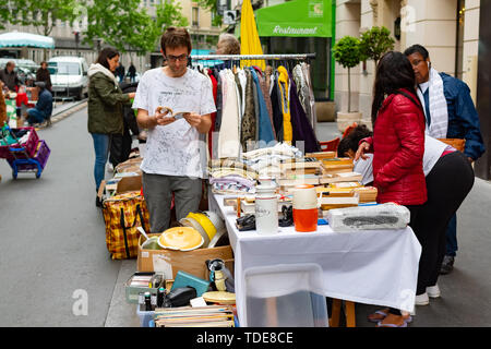 Paris, Frankreich, 20. Mai 2019 - unbekannter Menschen auf der traditionelle Flohmarkt in der Morgen, Flohmärkte sind sehr beliebte Art der Unterhaltung in Stockfoto