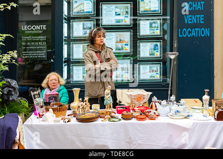 Paris, Frankreich, 20. Mai 2019 - unbekannter Menschen auf der traditionelle Flohmarkt in der Morgen, Flohmärkte sind sehr beliebte Art der Unterhaltung in Stockfoto