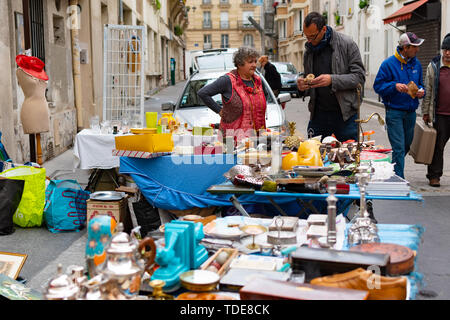 Paris, Frankreich, 20. Mai 2019 - unbekannter Menschen auf der traditionelle Flohmarkt in der Morgen, Flohmärkte sind sehr beliebte Art der Unterhaltung in Stockfoto