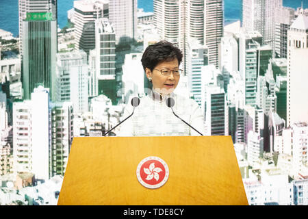 Carrie Lam, Chief Executive von Hong Kong, spricht auf der Pressekonferenz an der zentralen Regierung. Hong Kong's Chief Executive Carrie Lam kündigte eine umstrittene China Auslieferung Rechnung zu verzögern und die Fortschritte am Samstag halt nach jüngsten Zusammenstöße zwischen der Polizei und Demonstranten vor öffentlichen Gebäuden über die Rechnung, die mutmaßlichen Straftätern mit dem Festland gesendet werden würde. Schätzungsweise 1 Millionen Menschen auf die Straße und am Sonntag gegen den Gesetzentwurf in Auseinandersetzungen zwischen Demonstranten und der Polizei zu protestieren ausgebrochen, nachdem die friedliche März und viele glauben, dass die vorgeschlagenen Amen Stockfoto