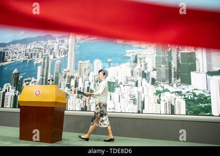 Carrie Lam kommt für die Pressekonferenz die Verzögerung der Auslieferung Bill bekannt zu geben. Hong Kong's Chief Executive Carrie Lam kündigte eine umstrittene China Auslieferung Rechnung zu verzögern und die Fortschritte am Samstag halt nach jüngsten Zusammenstöße zwischen der Polizei und Demonstranten vor öffentlichen Gebäuden über die Rechnung, die mutmaßlichen Straftätern mit dem Festland gesendet werden würde. Schätzungsweise 1 Millionen Menschen auf die Straße und am Sonntag gegen den Gesetzentwurf in Auseinandersetzungen zwischen Demonstranten und der Polizei zu protestieren ausgebrochen, nachdem die friedliche März und viele glauben, dass die vorgeschlagene Änderung würde Stockfoto