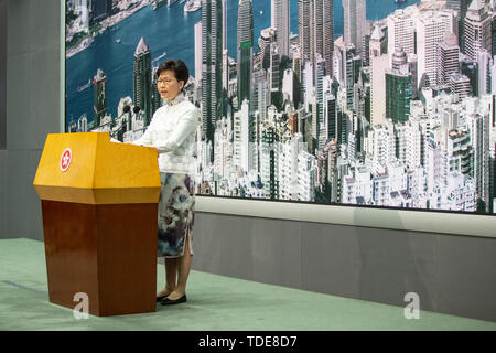 Carrie Lam, Chief Executive von Hong Kong, spricht auf der Pressekonferenz an der zentralen Regierung. Hong Kong's Chief Executive Carrie Lam kündigte eine umstrittene China Auslieferung Rechnung zu verzögern und die Fortschritte am Samstag halt nach jüngsten Zusammenstöße zwischen der Polizei und Demonstranten vor öffentlichen Gebäuden über die Rechnung, die mutmaßlichen Straftätern mit dem Festland gesendet werden würde. Schätzungsweise 1 Millionen Menschen auf die Straße und am Sonntag gegen den Gesetzentwurf in Auseinandersetzungen zwischen Demonstranten und der Polizei zu protestieren ausgebrochen, nachdem die friedliche März und viele glauben, dass die vorgeschlagenen Amen Stockfoto