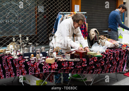 Paris, Frankreich, 20. Mai 2019 - unbekannter Menschen auf der traditionelle Flohmarkt in der Morgen, Flohmärkte sind sehr beliebte Art der Unterhaltung in Stockfoto