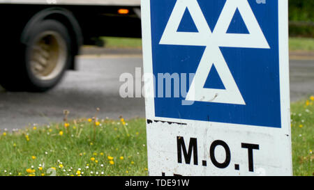 Blau MOT service Zeichen auf britischen Straßen an trüben Regentag Stockfoto