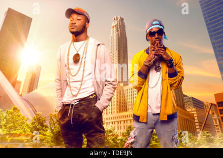 Zwei schwarze Rapper Kappen, Stadtbild auf Hintergrund Stockfoto
