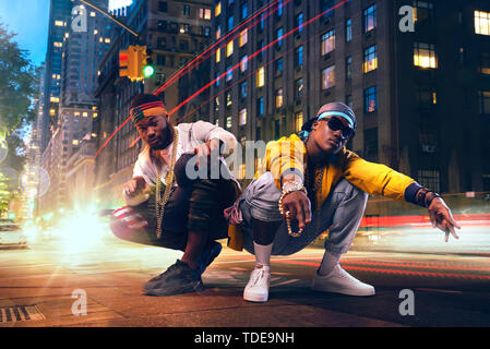 Zwei schwarze Rapper Tanz in der Stadt. Stockfoto