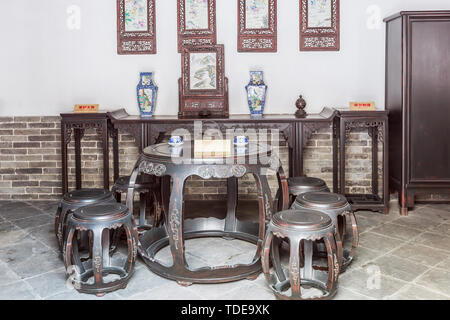 Klassische Möbel in der Halle der ehemaligen Wang Yuyang's Residence Stockfoto