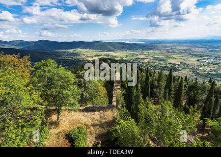 Die girifalco Festung auf dem Hügel mit Blick auf Cortona bietet einen malerischen Blick auf die toskanische Landschaft und Trasimeno See im Hintergrund, Italien Stockfoto