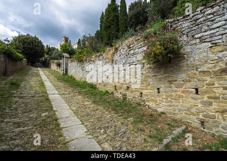 Wanderweg zur Basilika von Santa Margherita auf dem Hügel über Cortona, Toskana, Italien Stockfoto