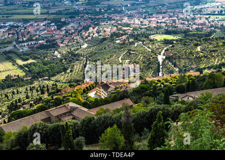 Panoramablick von girifalco Festung auf dem Hügel mit Blick auf Cortona, Toskana, Italien Stockfoto