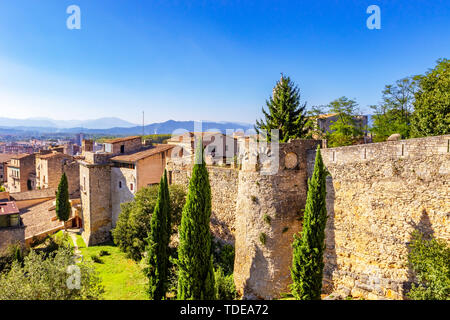 Stadt Girona Wände, verehrte 9. Jahrhundert Stadtmauern mit Gehwegen, Türme und malerischen Aussichtspunkten des Gebietes, eines der besten Dinge in Giron zu tun Stockfoto